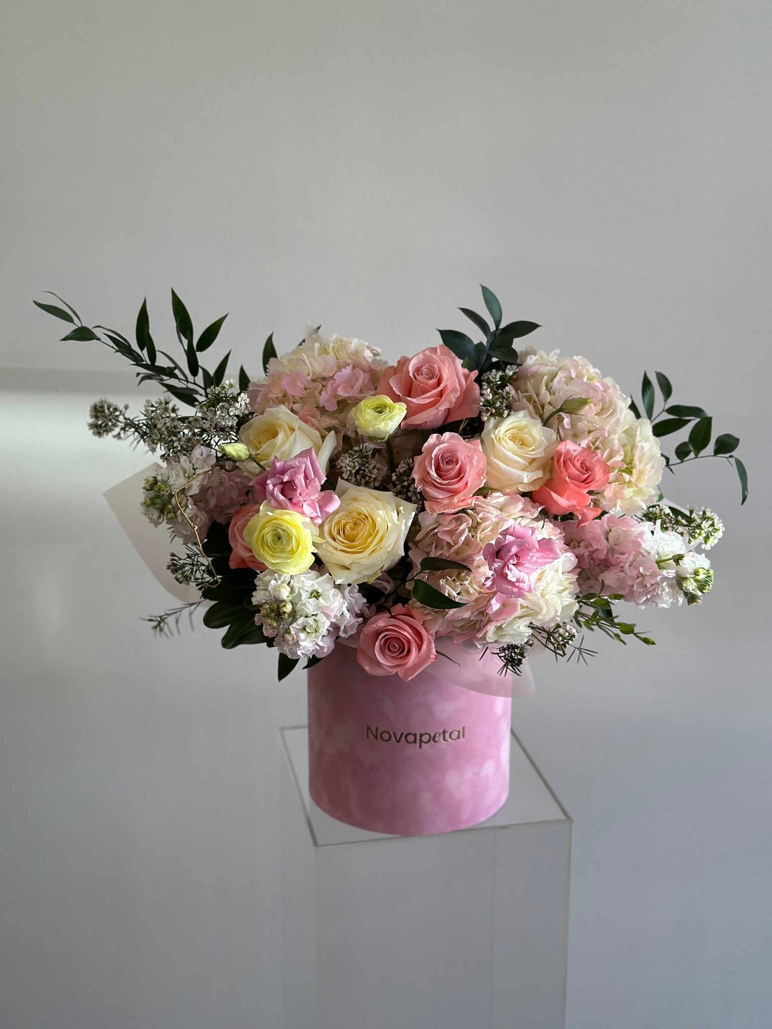 Mía hat box arrangement