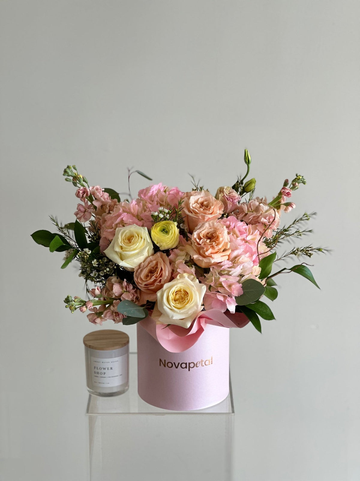Mía hat box arrangement
