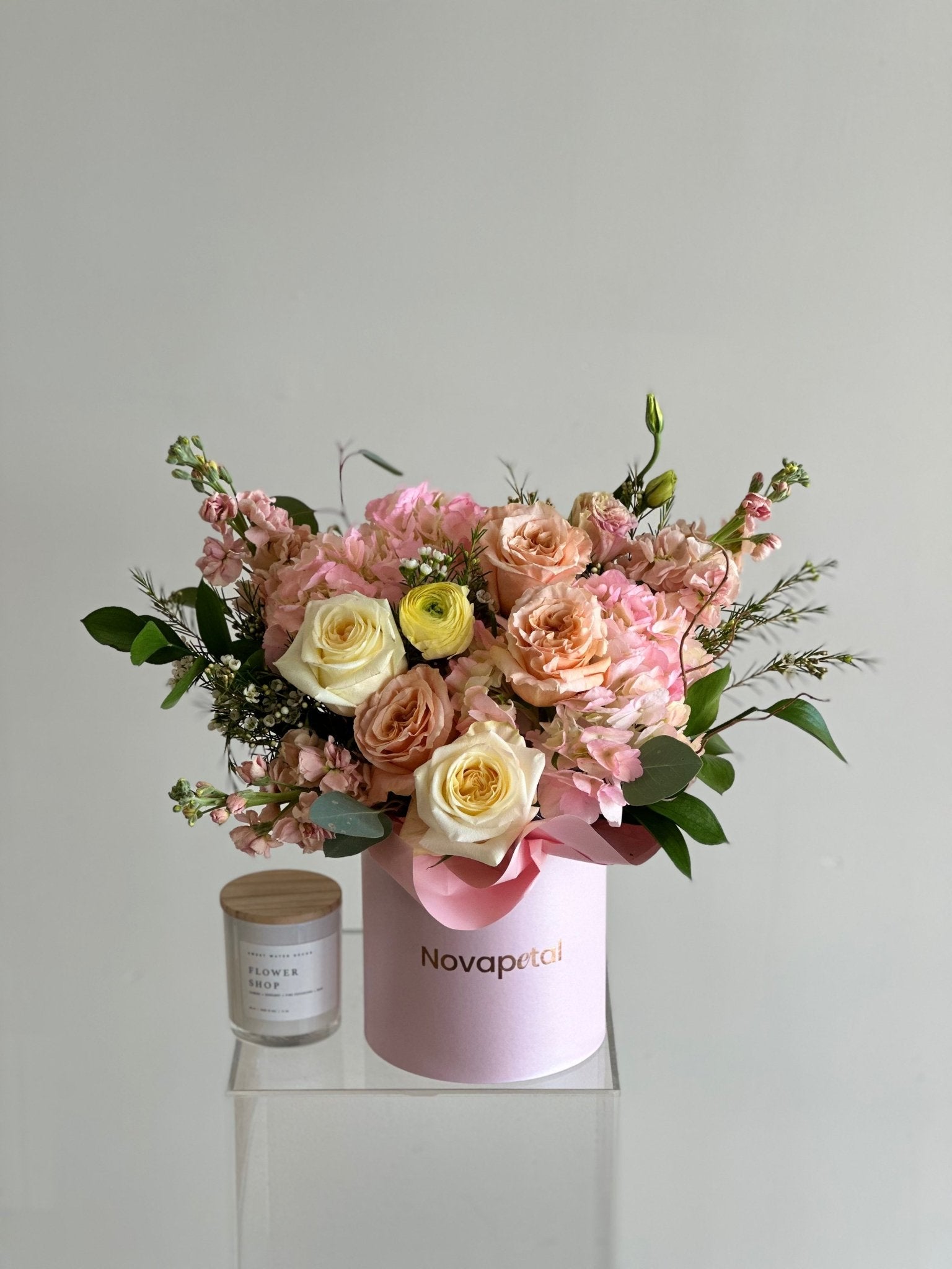 Mía hat box arrangement