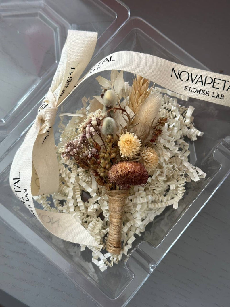 Dried-flower boutonni&egrave;re in a Novapetal gift box